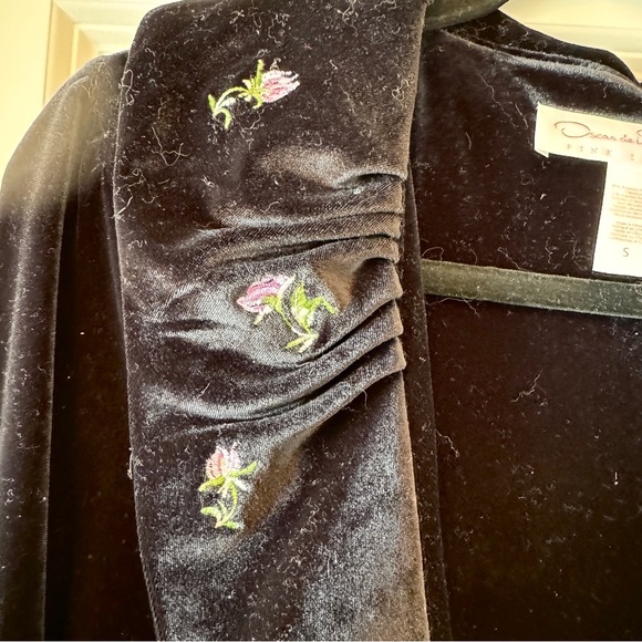 Oscar de la Renta Pink Label S Black Velvet Robe with Floral Embroidery - Picture 3 of 8